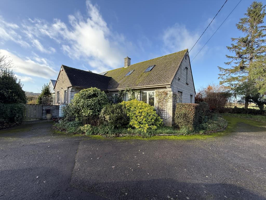 Lot: 124 - BUNGALOW FOR REPAIR AND REFURBISHMENT IN SOUGHT AFTER AREA - General view of the property from front